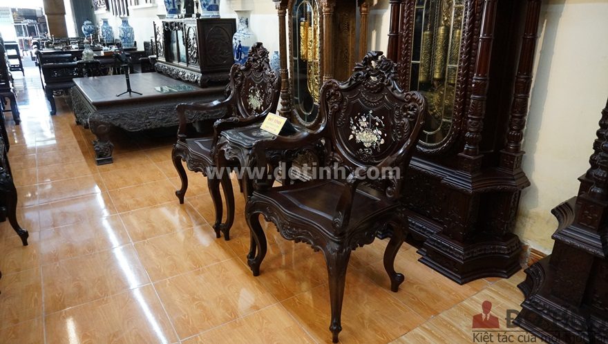 Ghế louis được khảm ốc đỏ Singapo nhìn rất nổi bật (Ảnh: Dotinh.com)
