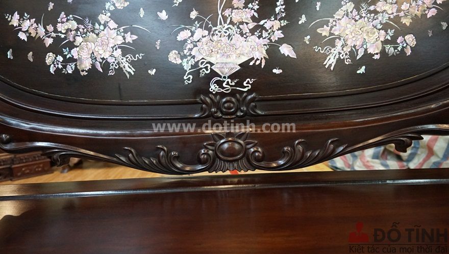 Ghế louis được khảm ốc đỏ Singapo nhìn rất nổi bật (Ảnh: Dotinh.com)