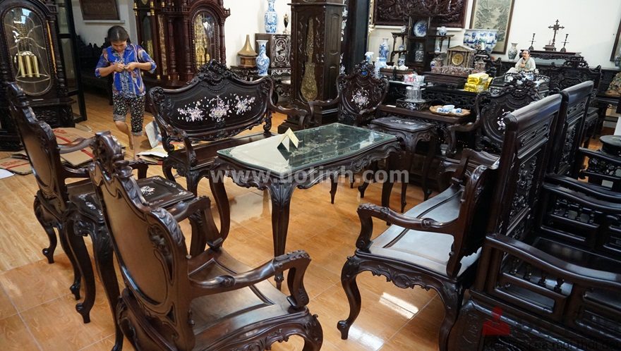 Ghế louis được khảm ốc đỏ Singapo nhìn rất nổi bật (Ảnh: Dotinh.com)