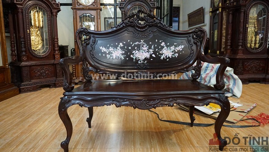 Ghế louis được khảm ốc đỏ Singapo nhìn rất nổi bật (Ảnh: Dotinh.com)