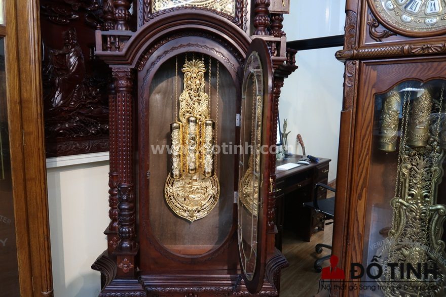 Cánh cửa đồng hồ được thiết kế theo hình oval, bên ngoài được trang trí bởi những bông lúa mạch, mặt kính pha lê cao cấp (Dotinh.com)