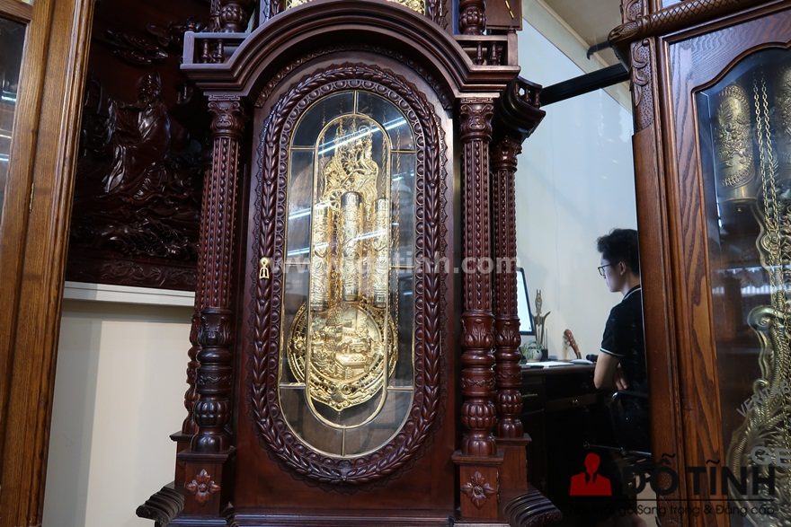 Tầng thứ 2 xung quanh được thiết kế 4 trụ cột rất chắc chắn. Đây là nơi trưng diện bộ máy nguyên vẹn của đồng hồ DH14 - Hotline: 0938.515.171 (Dotinh.com)