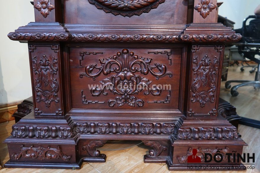 Tầng 1 là trụ cột được thiết kế theo khối hình vuông chắc chắn, lạ bệ đỡ để nâng đỡ toàn bộ hệ thống đồng hồ cây - Hotline: 0938.515.171 (Dotinh.com)