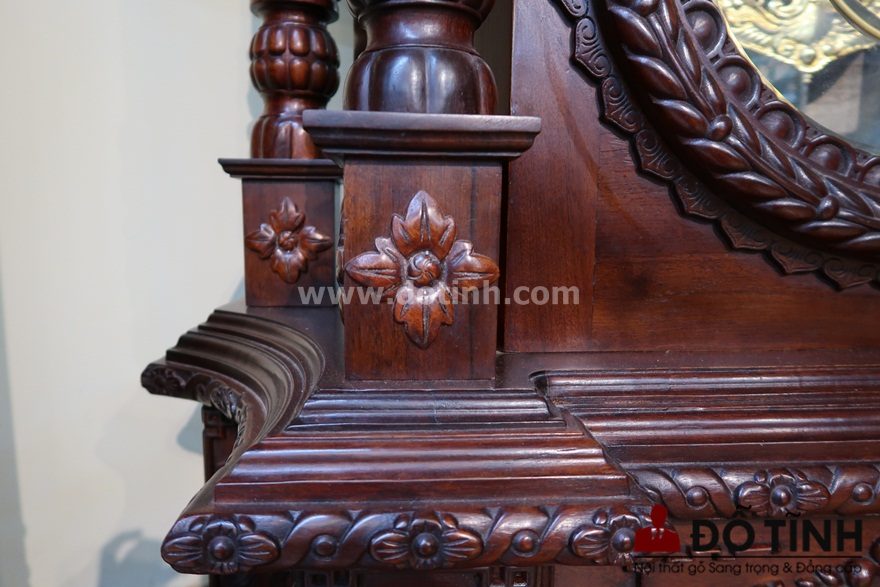 Điểm xuyết trên 4 trụ cột đồng hồ chính là bông hoa 4 cánh khá đẹp mắt - Hotline: 0938.515.171 (Dotinh.com)