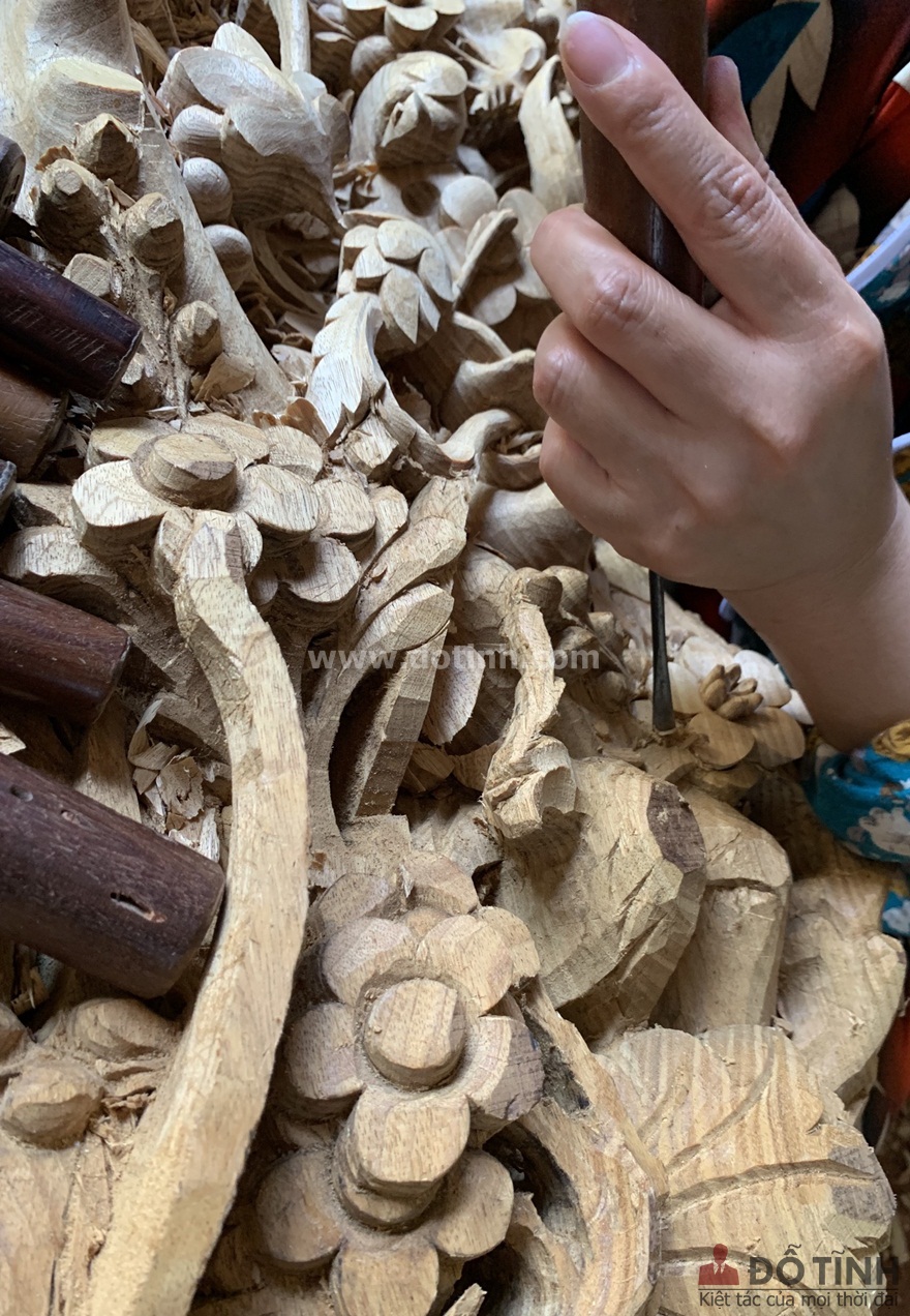Người thợ đang đục nạo để hoàn thiện quây sập thập điểu quần mai (Ảnh: Dotinh.com)