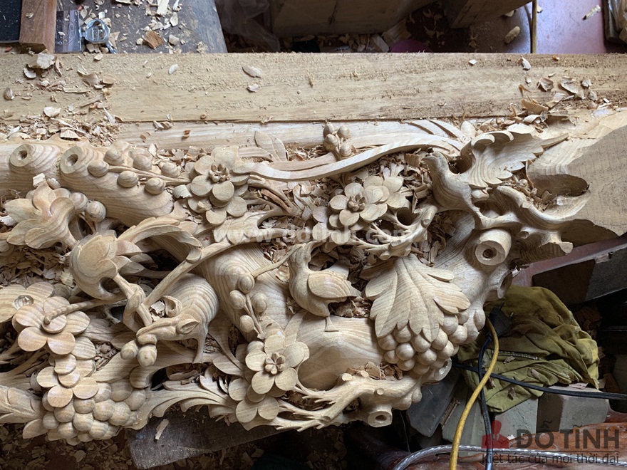 Tuy đang trong giai đoạn hoàn thiện, thế nhưng vẻ đẹp canh mai, chim trĩ đã được người thợ thổi hồn hết sức sống động