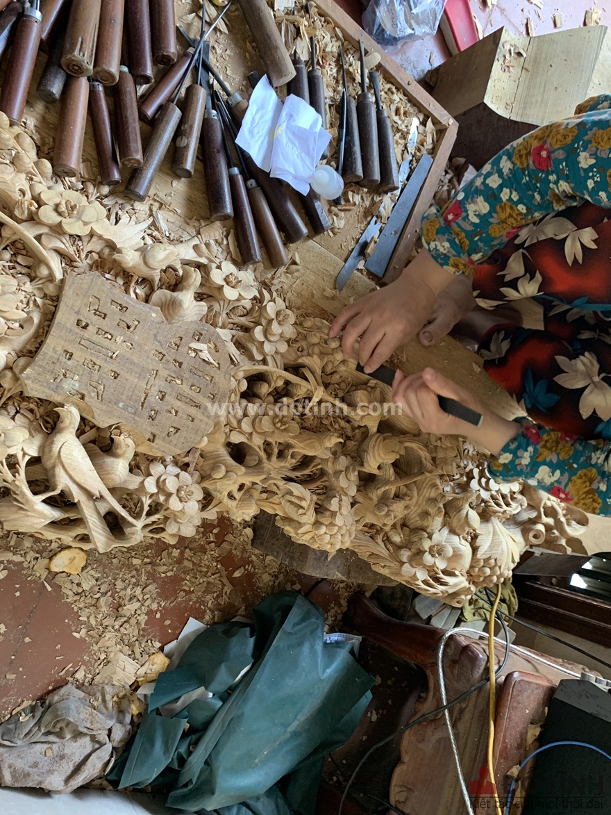 Người thợ đang nạo vét những chi tiết trên quây sập rất tập trung
