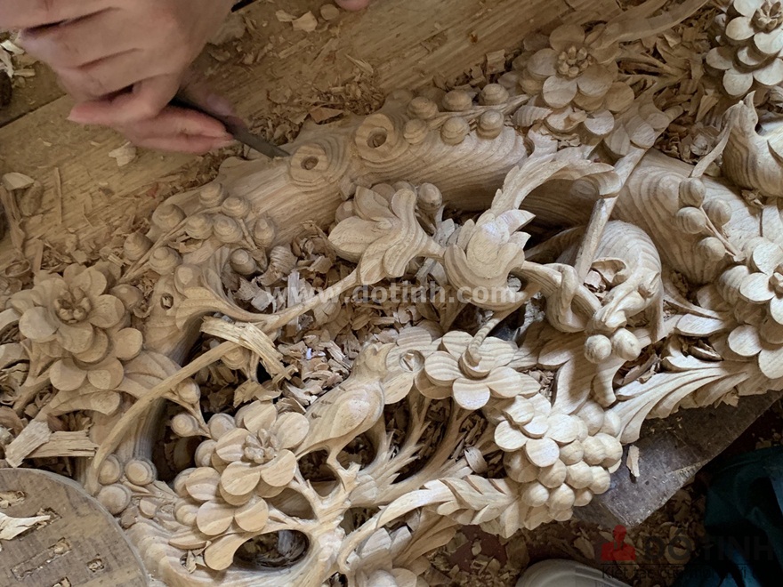 Người thợ đang tập trung nạo vét, làm mượt phần thân cây 1 cách điêu luyện