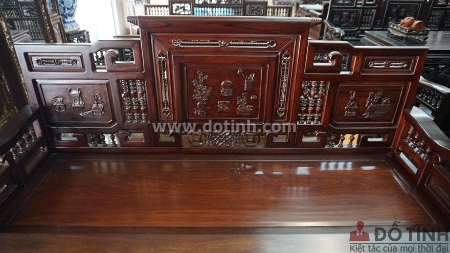 Trường kỷ cổ đồ gỗ cẩm lại với màu nâu cánh gián (Ảnh: Dotinh.com)