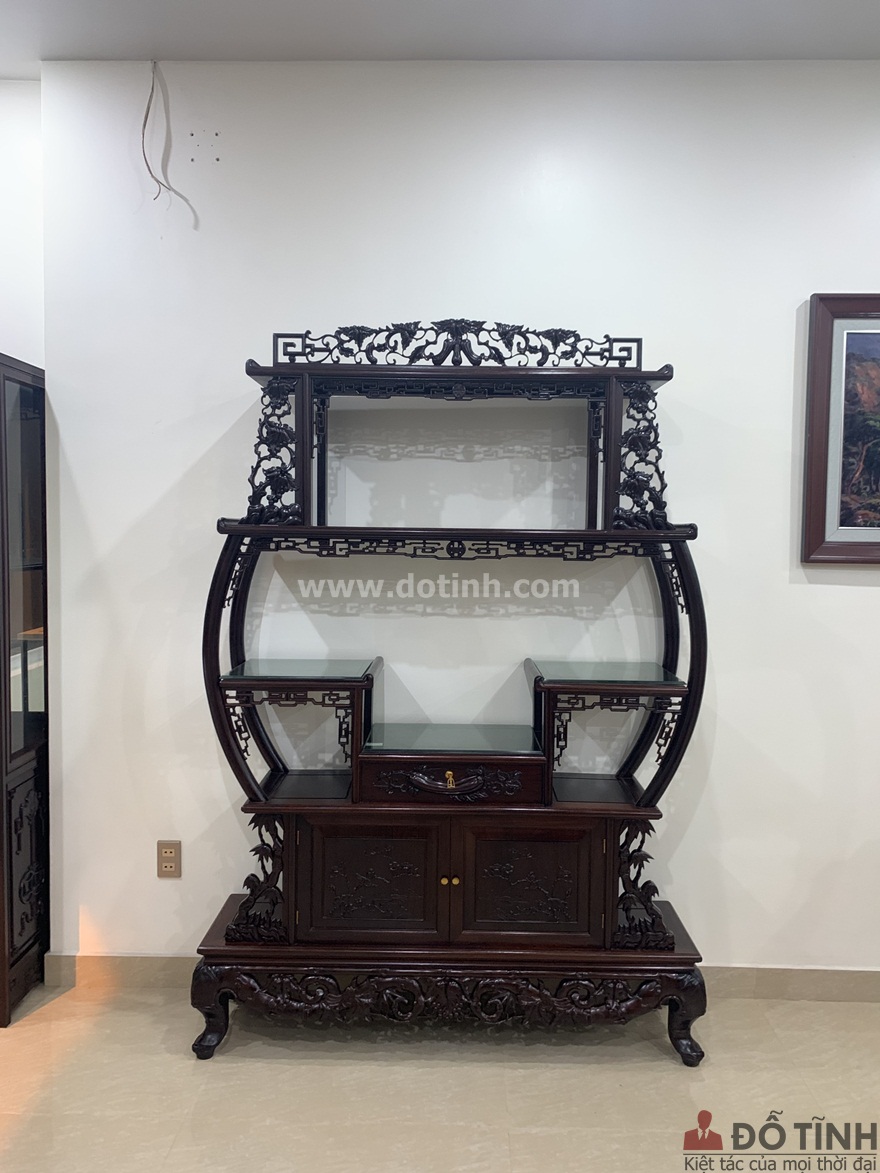Bàn giao tủ bày đồ cổ gỗ gụ tại Hải Phòng cho gia đình anh Thắng (Ảnh: Dotinh.com)