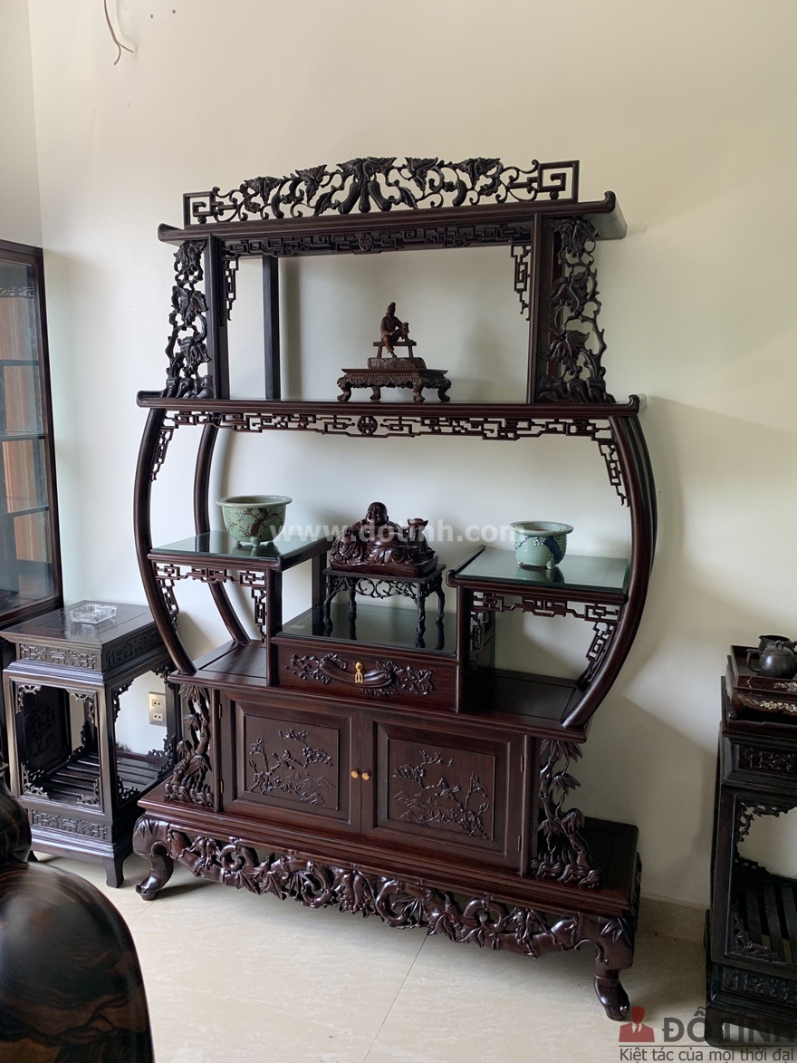 Bàn giao tủ bày đồ cổ gỗ gụ tại Hải Phòng cho gia đình anh Thắng (Ảnh: Dotinh.com)
