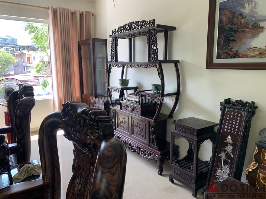 Bàn giao tủ bày đồ cổ gỗ gụ tại Hải Phòng cho gia đình anh Thắng (Ảnh: Dotinh.com)