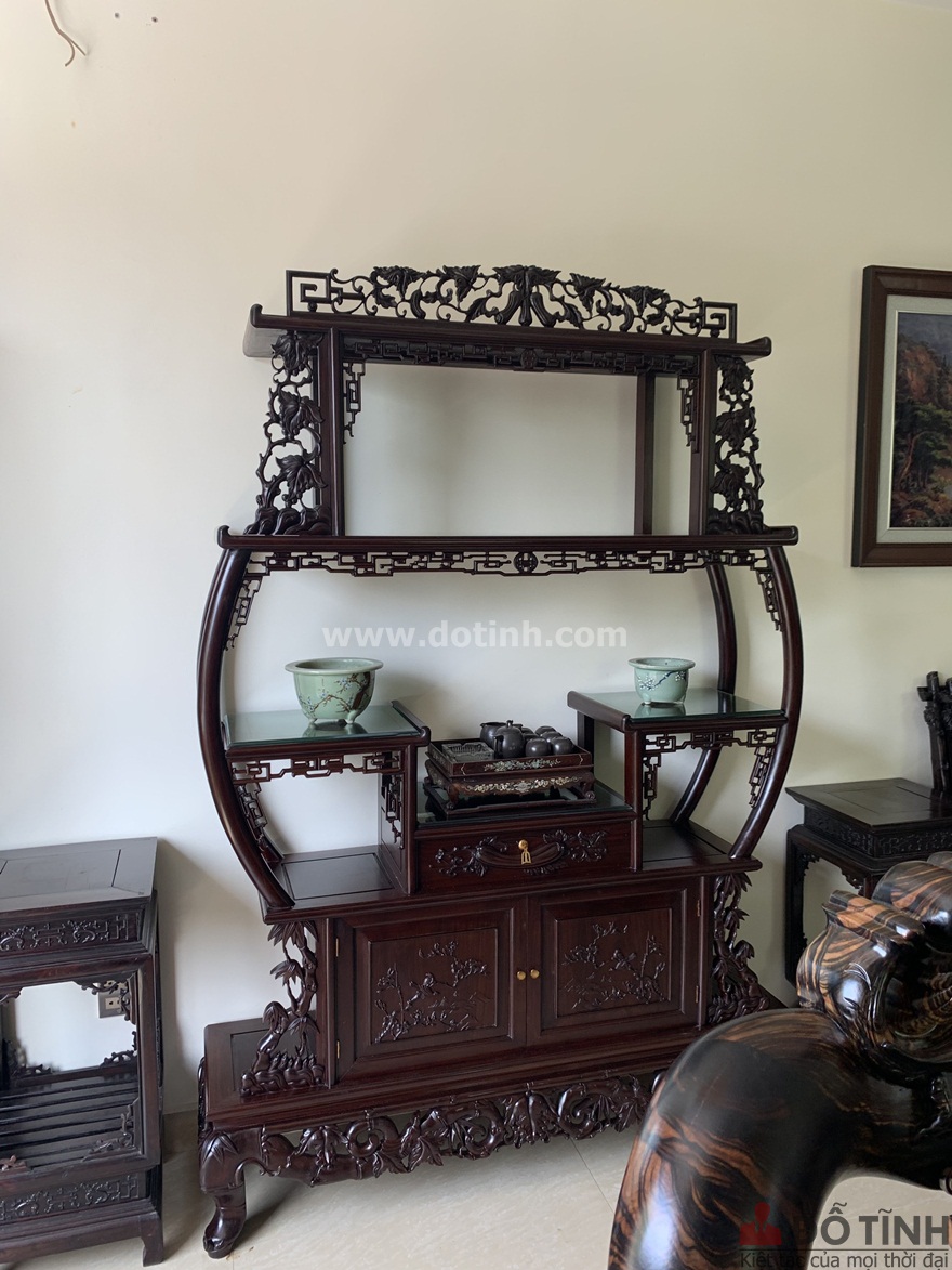 Bàn giao tủ bày đồ cổ gỗ gụ tại Hải Phòng cho gia đình anh Thắng (Ảnh: Dotinh.com)
