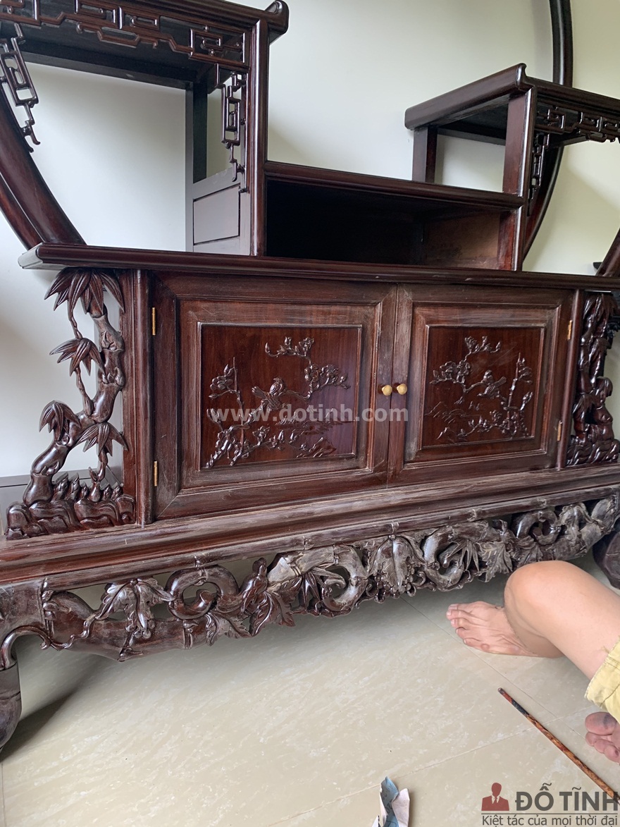Bàn giao tủ bày đồ cổ gỗ gụ tại Hải Phòng cho gia đình anh Thắng (Ảnh: Dotinh.com)