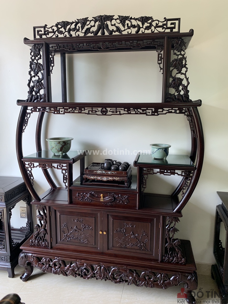 Bàn giao tủ bày đồ cổ gỗ gụ tại Hải Phòng cho gia đình anh Thắng (Ảnh: Dotinh.com)