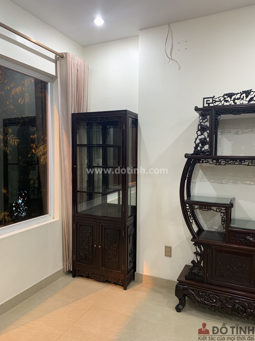 Bàn giao tủ bày đồ cổ gỗ gụ tại Hải Phòng cho gia đình anh Thắng (Ảnh: Dotinh.com)