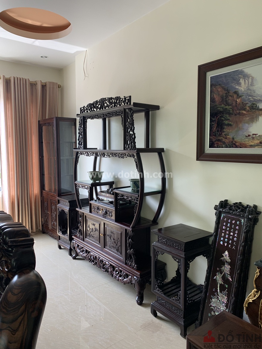 Bàn giao tủ bày đồ cổ gỗ gụ tại Hải Phòng cho gia đình anh Thắng (Ảnh: Dotinh.com)
