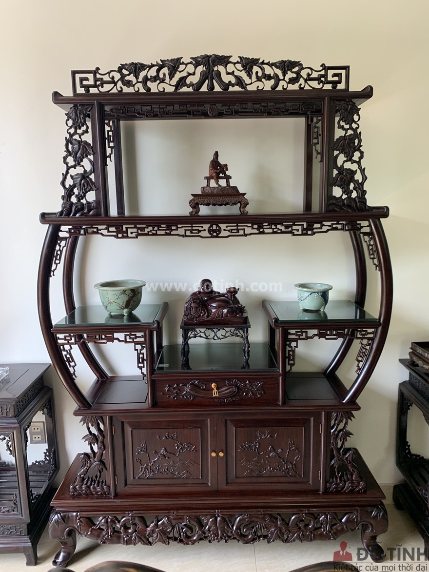 Bàn giao tủ bày đồ cổ gỗ gụ tại Hải Phòng cho gia đình anh Thắng (Ảnh: Dotinh.com)