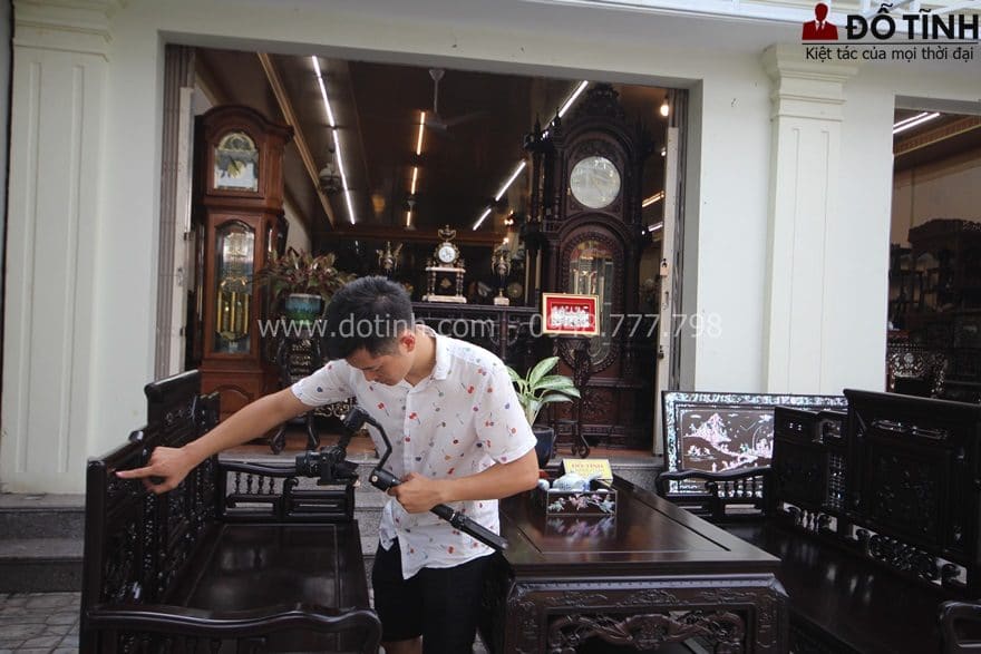 Chỉ cần miết tay trên thành ghế, tựa ghế, tay ghế bạn sẽ cảm nhận sự mịn màng, nhẵn bóng - Ảnh: Dotinh.com