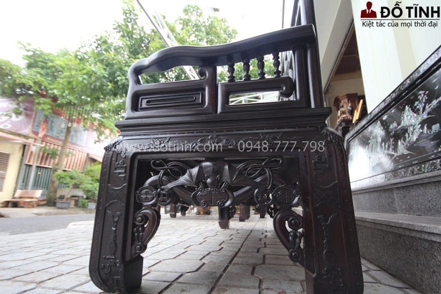 Những đường móc hay những con tiện được bài trí rất logic tạo nên sự thoáng rộng cho chiếc ghế - Ảnh: Dotinh.com