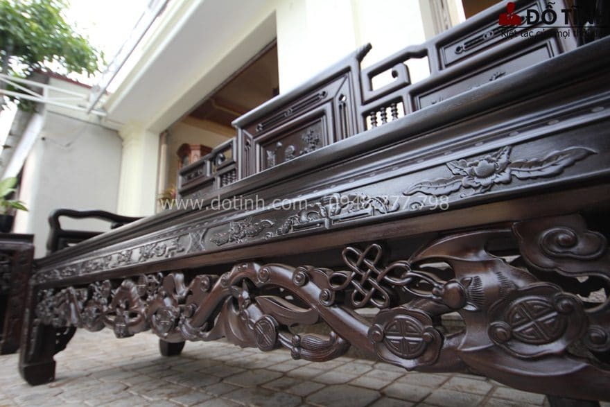 Dạ ghế, liễu ghế đều được chạm khắc với nét đục nhìn rất khôn, tinh ranh, dứt khoắt - Ảnh: Dotinh.com