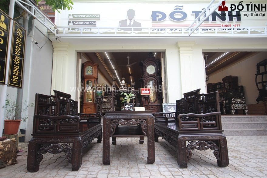 Bộ bàn ghế trường kỷ cổ đồ đại thích hợp với mọi kiến trúc ngôi nhà - Ảnh: Dotinh.com