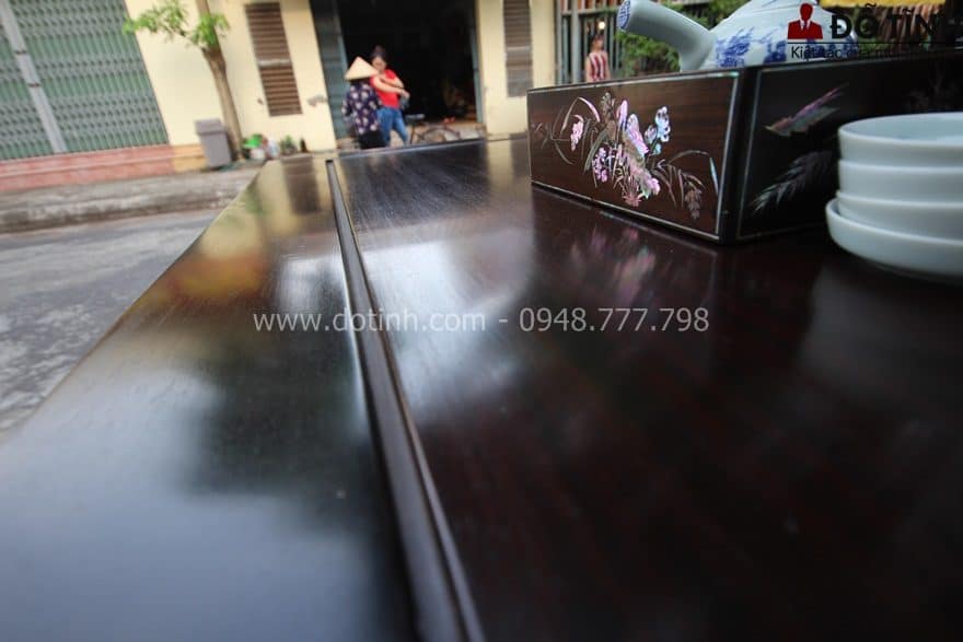 Đó đó quý vị thấy vân gỗ gụ nổi lên dưới lớp vecni trần mỏng nhẹ khá bắt mắt phải không nào - Ảnh: Dotinh.com