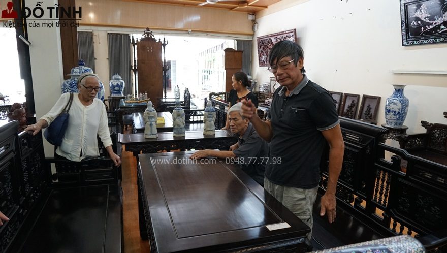 Những vị khách Phú Thọ đang quan sát, ngắm nhìn, sờ chất của trường kỷ cổ đồ đại (Ảnh: Dotinh.com)