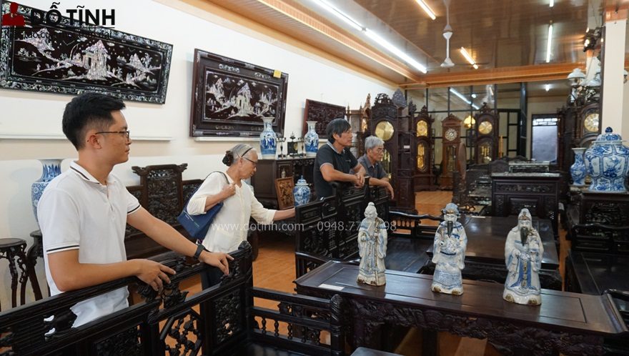Sau khi kiểm tra chất lượng, kết cấu của bộ trường kỷ cổ đồ đại khách hàng quyết định đặt mua 2 bộ ghế (Ảnh: Dotinh.com)