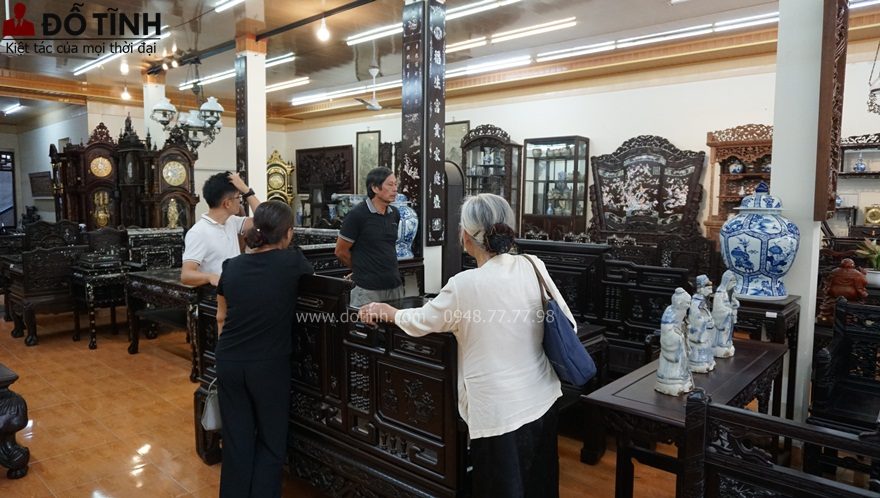 Khách đặt mua trường kỷ cổ đồ đại ở Phú Thọ (Ảnh: Dotinh.com)