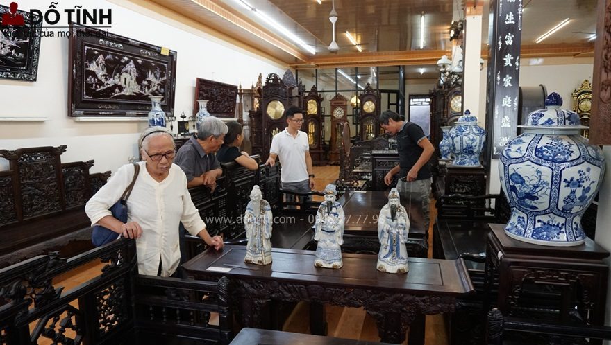 Kiểm tra kết cấu của bộ bàn ghế trường kỷ cổ đồ đại kỹ lưỡng (Ảnh: Dotinh.com)