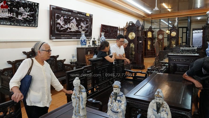Ngắm nghía kỹ càng là tiêu chí quan trọng mà khách hàng khi đi mua trường kỷ (Ảnh: Dotinh.com)