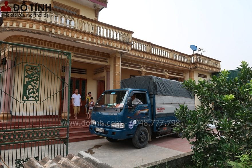Không có gì đặc biệt, ngôi nhà anh chị với kiến trúc mái bằng khá đơn sơ với nền nhà lát gạch đỏ - Ảnh: Dotinh.com