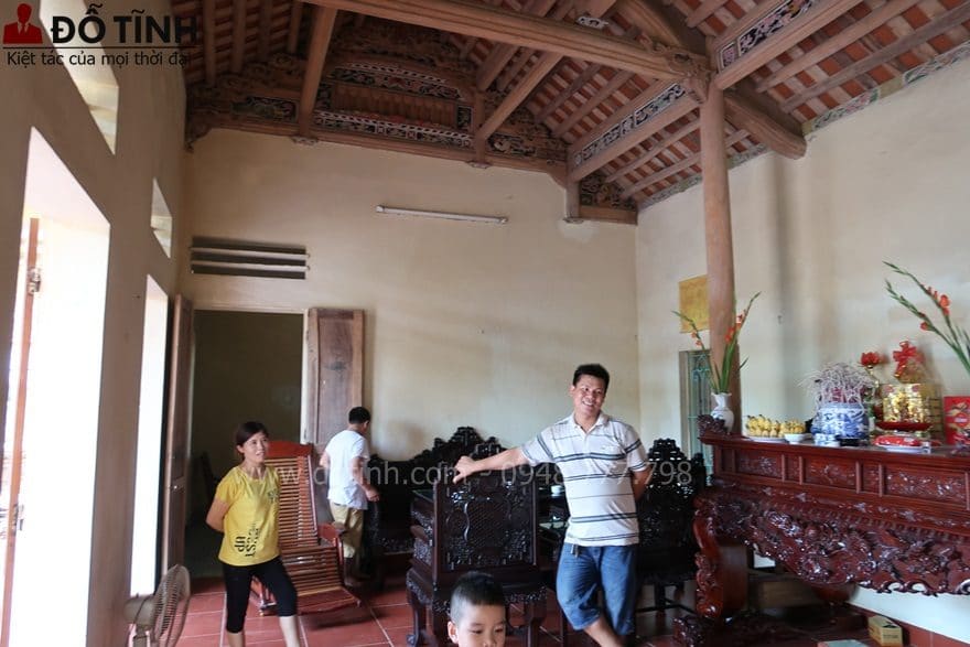 Niềm hạnh phúc khi sở hữu được bộ trường kỷ ngũ lân vờn cầu - Ảnh: Dotinh.com