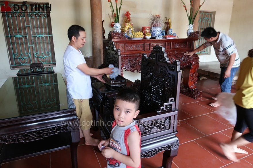 Gian giữa ngôi nhà chính là nơi thờ tự - Ảnh: Dotinh.com