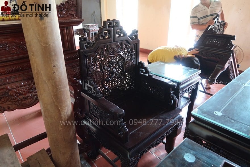 Chị Loan đang kiểm tra gầm ghế - Ảnh: Dotinh.com