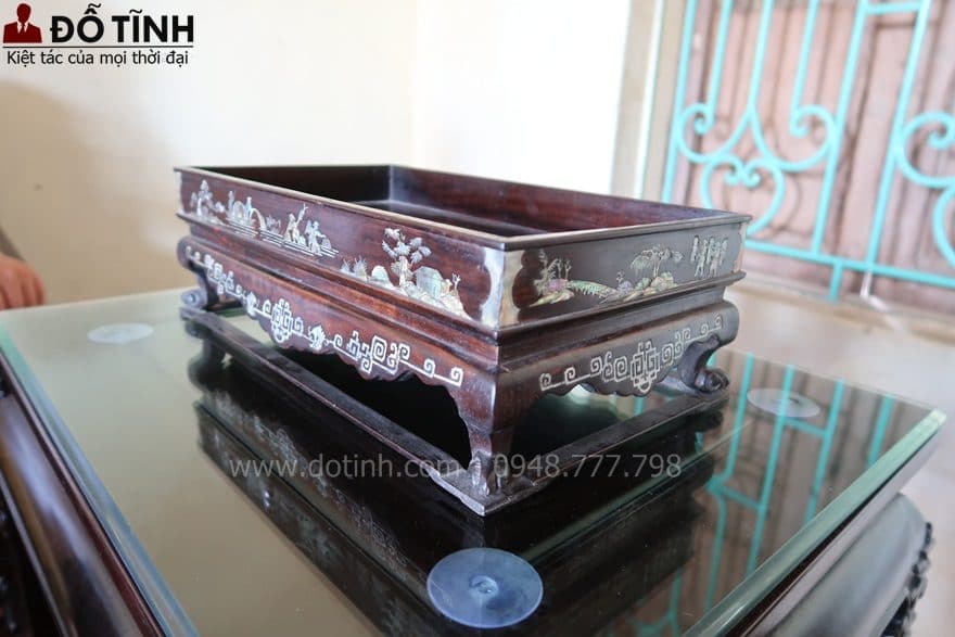 Mặt kính được ốp trên chiếc đôn ghế để tránh sự trầy xước, va chạm cho mặt đôn - Ảnh: Dotinh.com