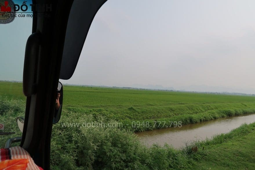 Cảnh sắc đường quê nơi đây rất là tươi xanh, bình dị khiến tâm hồn ta trở nên thanh thản, bình yên - Ảnh: Dotinh.com