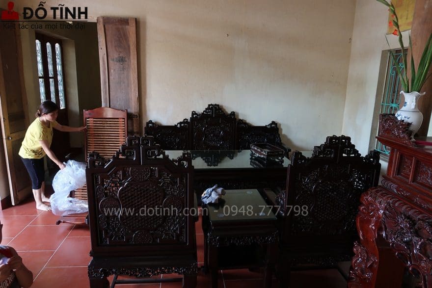 TK17: Bộ trường kỷ ngũ lân vờn cầu tại Hà Nội - Ảnh: Dotinh.com