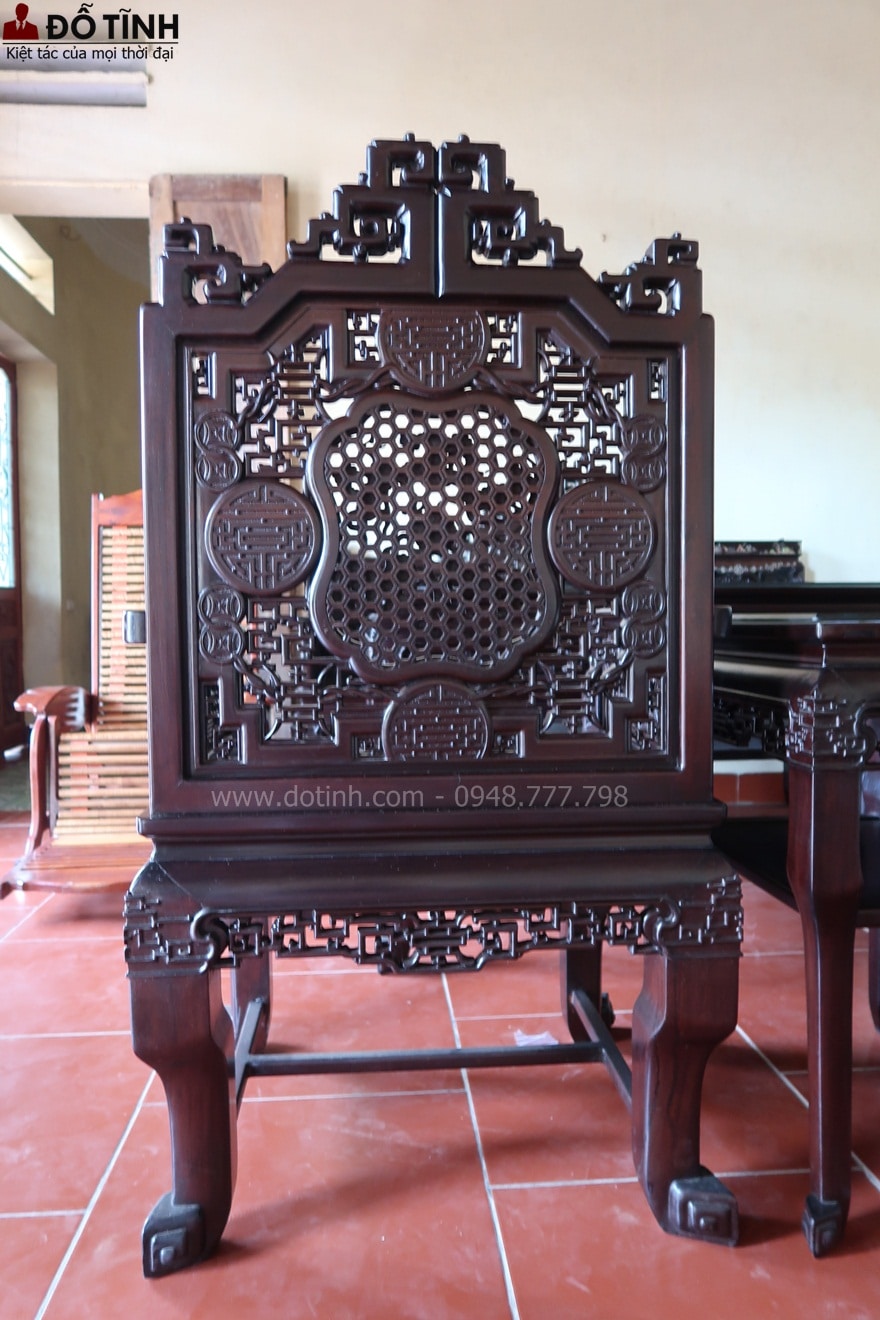 Mặt sau của ghế đục nền tổ ong, xung quanh là 4 chữ phúc mang đến điềm may mắn cho gia chủ - Ảnh: Dotinh.com