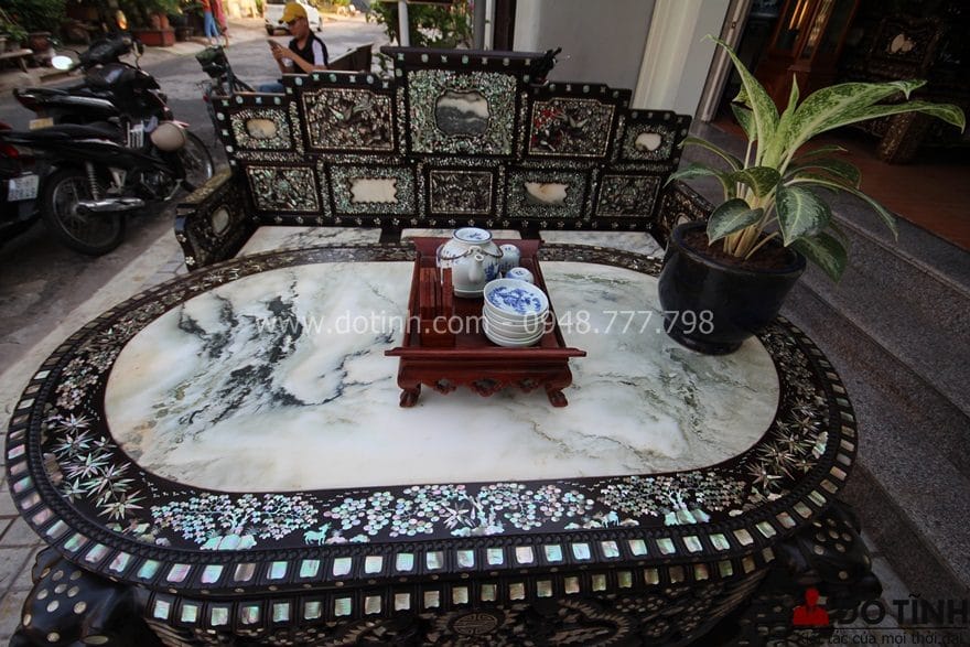 Bàn ghế trường kỷ Huế ngũ sơn khảm ốc là dòng trường kỷ gỗ đẹp tổng thể cho đến chi tiết - Ảnh: Dotinh.com