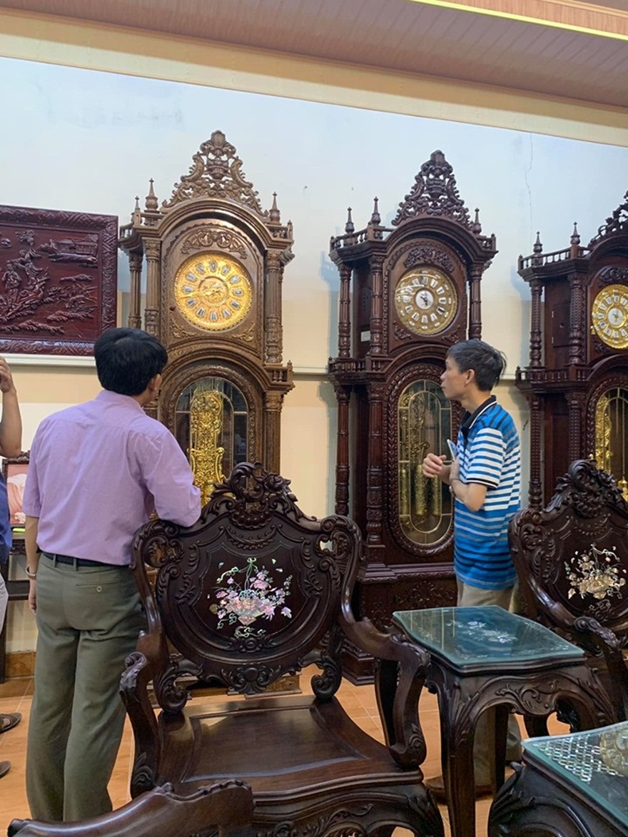 Khách hàng Hà Nội về xem đồng hồ cây gỗ tại Dotinh.com