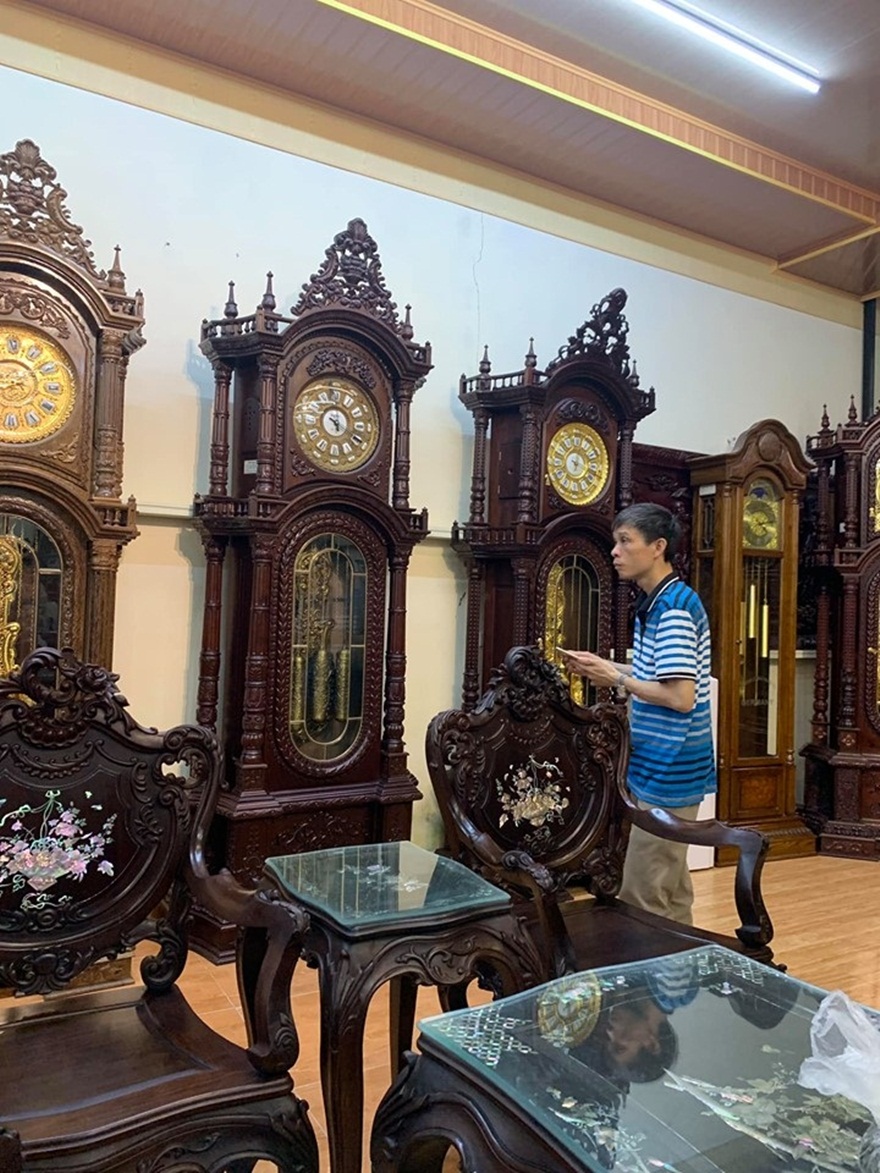 Khách hàng Hà Nội về xem đồng hồ cây gỗ tại Dotinh.com
