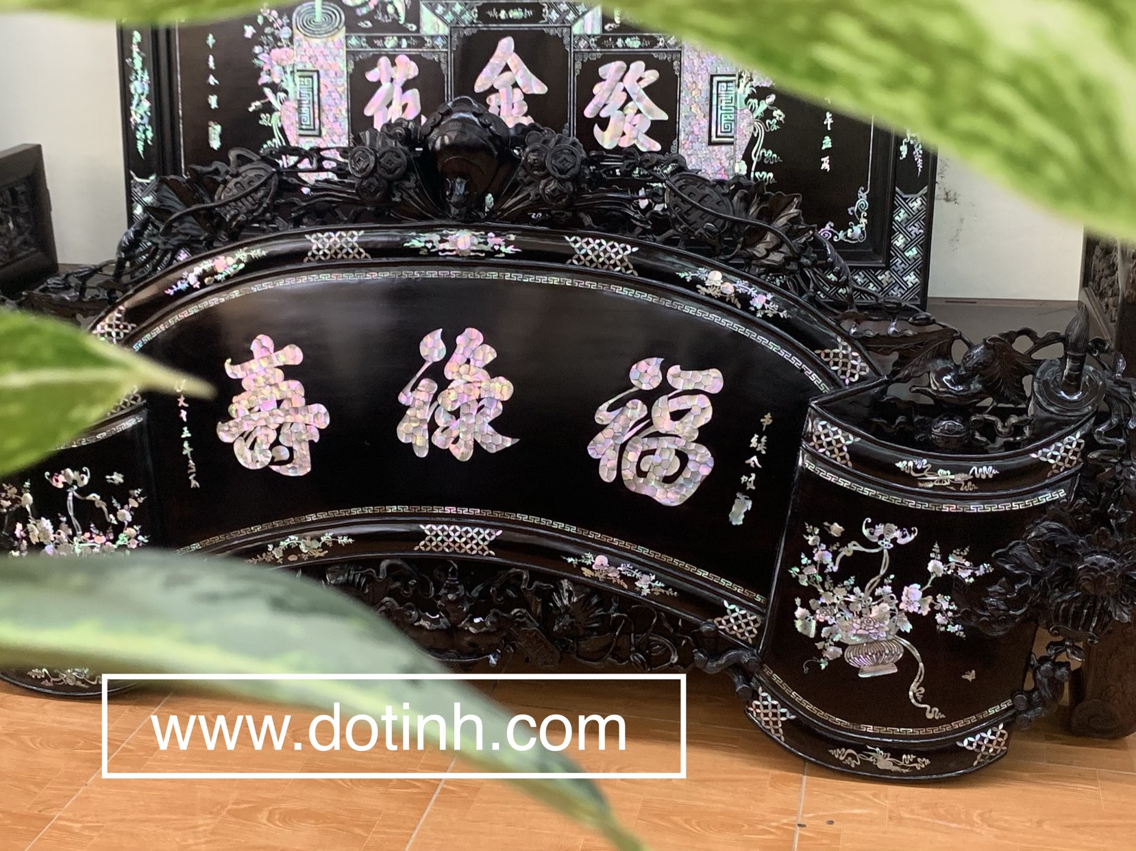 Bức cuốn thư phúc lộc thọ khảm ốc lấp lánh ánh sáng như kim cương - Ảnh: Dotinh.com Bức cuốn thư phúc lộc thọ khảm ốc lấp lánh ánh sáng như kim cương - Ảnh: Dotinh.com