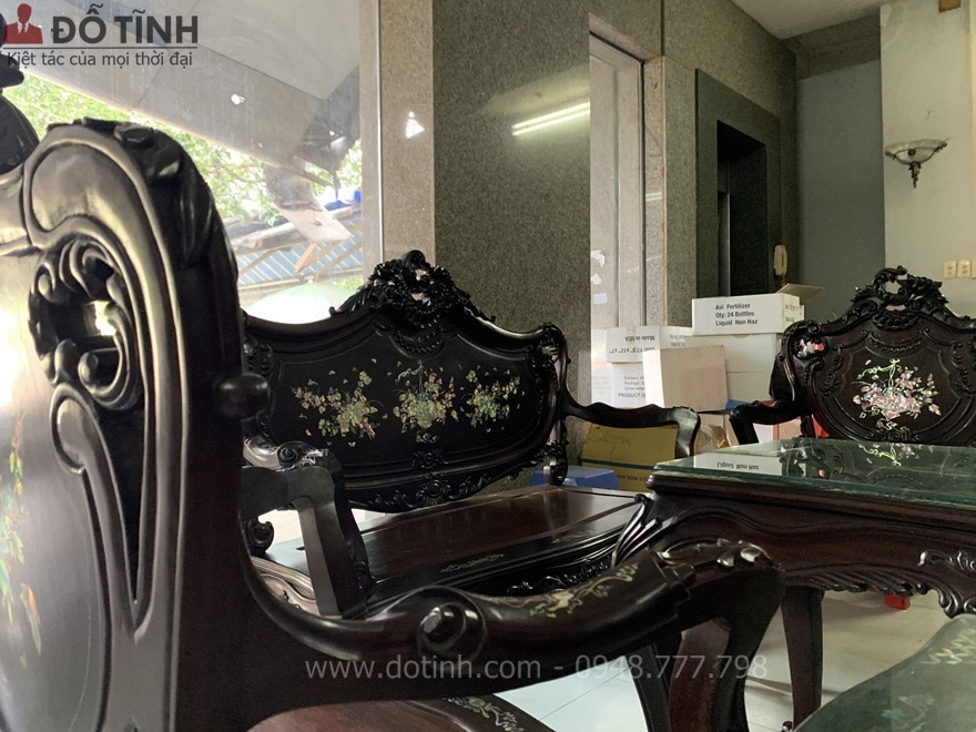 Kỹ thuật khảm ốc rất là mịn mượt thể hiện rõ nhất trên mặt bàn, tựa ghế, tay ghế - Ảnh: Internet