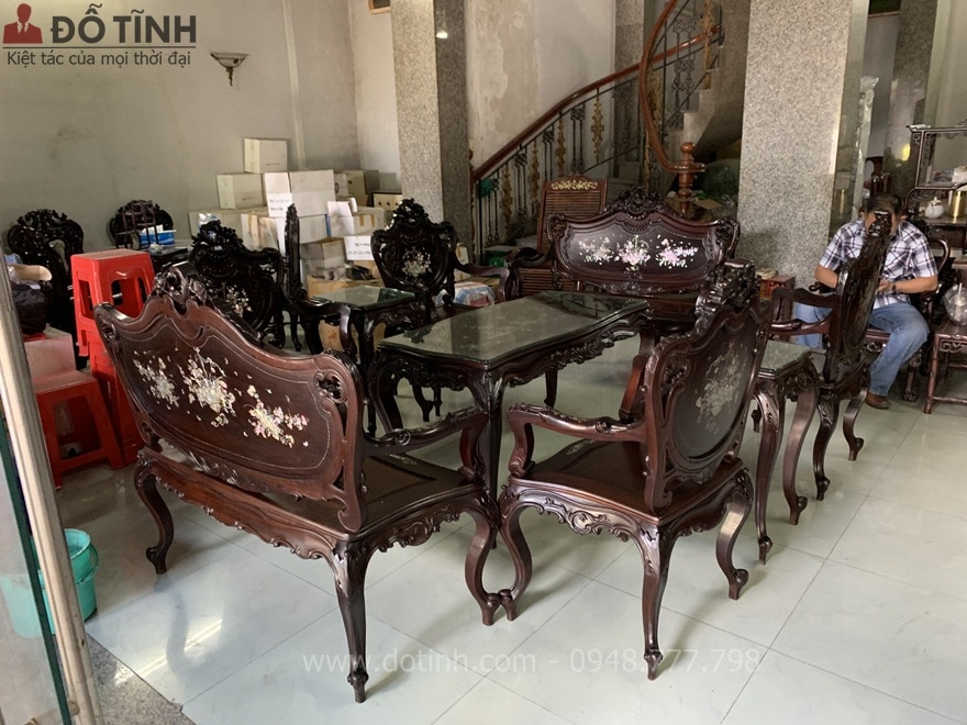 Nhìn tổng thể bộ bàn ghế louis khảm ốc 9 món khá mềm nuột - Ảnh: Dotinh.com