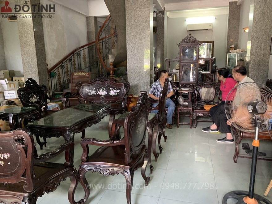 Nhìn tổng thể bộ bàn ghế louis khảm ốc 9 món khá mềm nuột - Ảnh: Dotinh.com