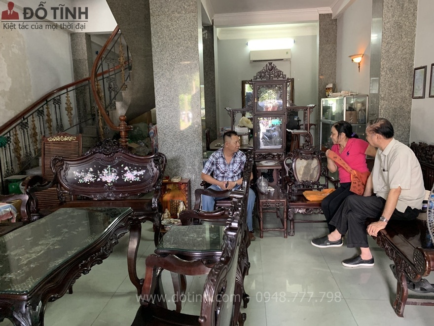 Theo quan niệm phong thủy học truyền thống, bàn ghế phòng khách nên được đặt ở hướng lành có thể nhất - Ảnh: Dotinh.com