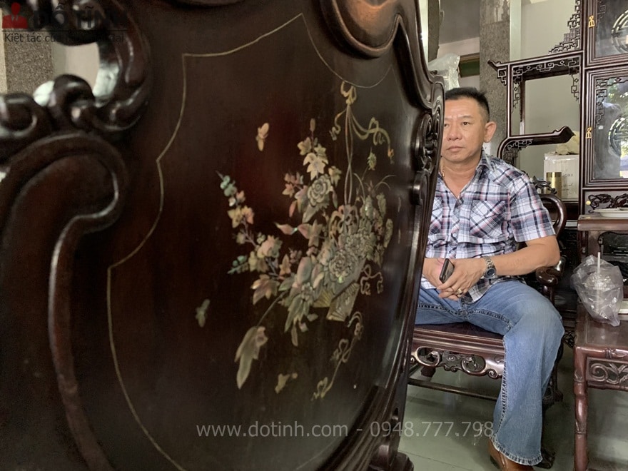 Tựa ghế trước và sau đều được khảm ốc hoa lá rất mượt y chang đời thật - Ảnh: Dotinh.com