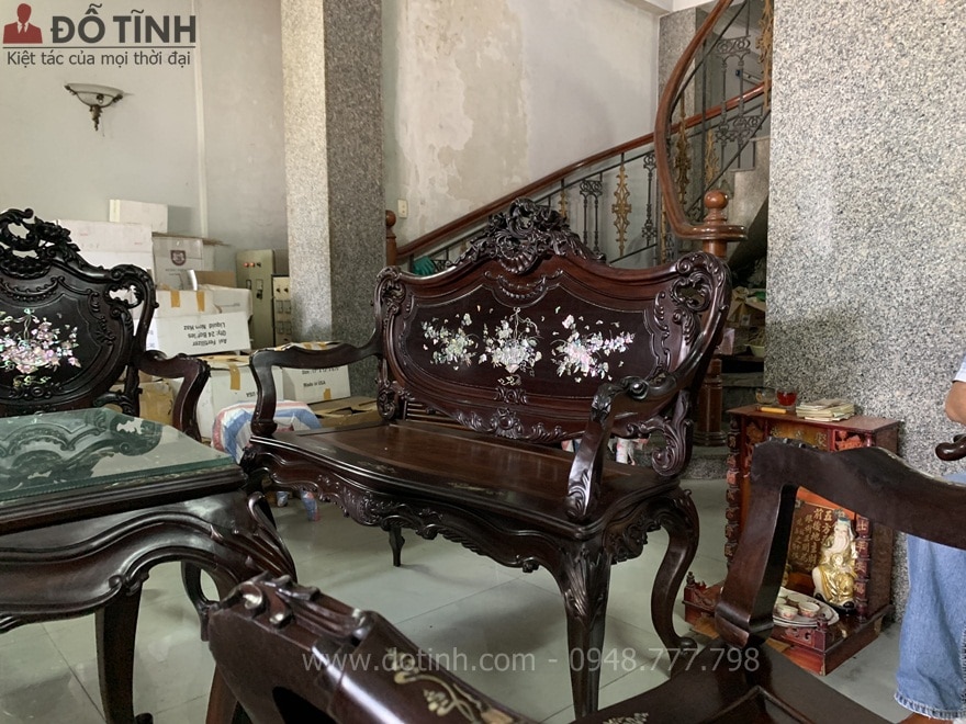 Chiếc ghế đoản đang phô diễn vẻ đẹp quý phái với hoa lá tây và chi tiết khảm ốc - Ảnh: Dotinh.com